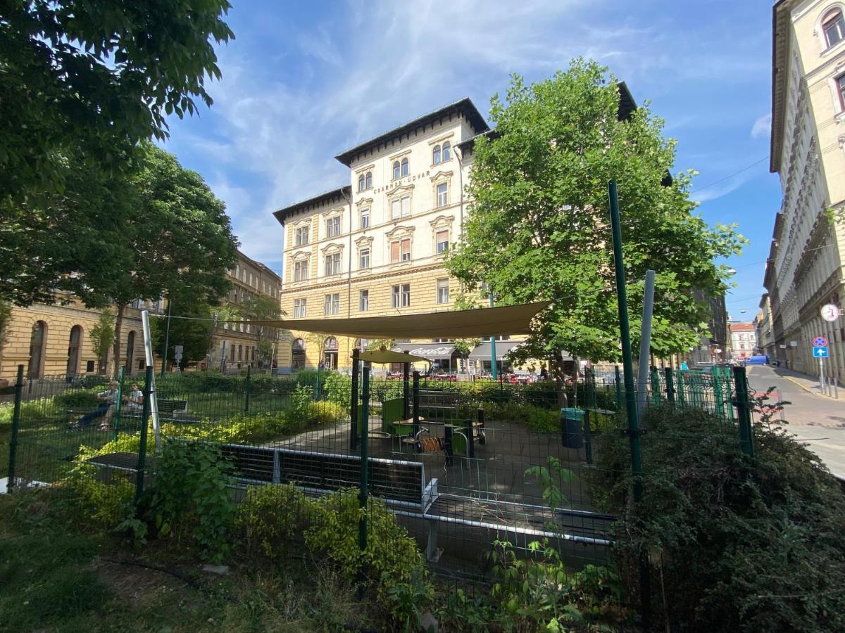 Urban Haven - 3 Beds, 3 Baths, Free Parking, Near Central Market Boedapest Buitenkant foto