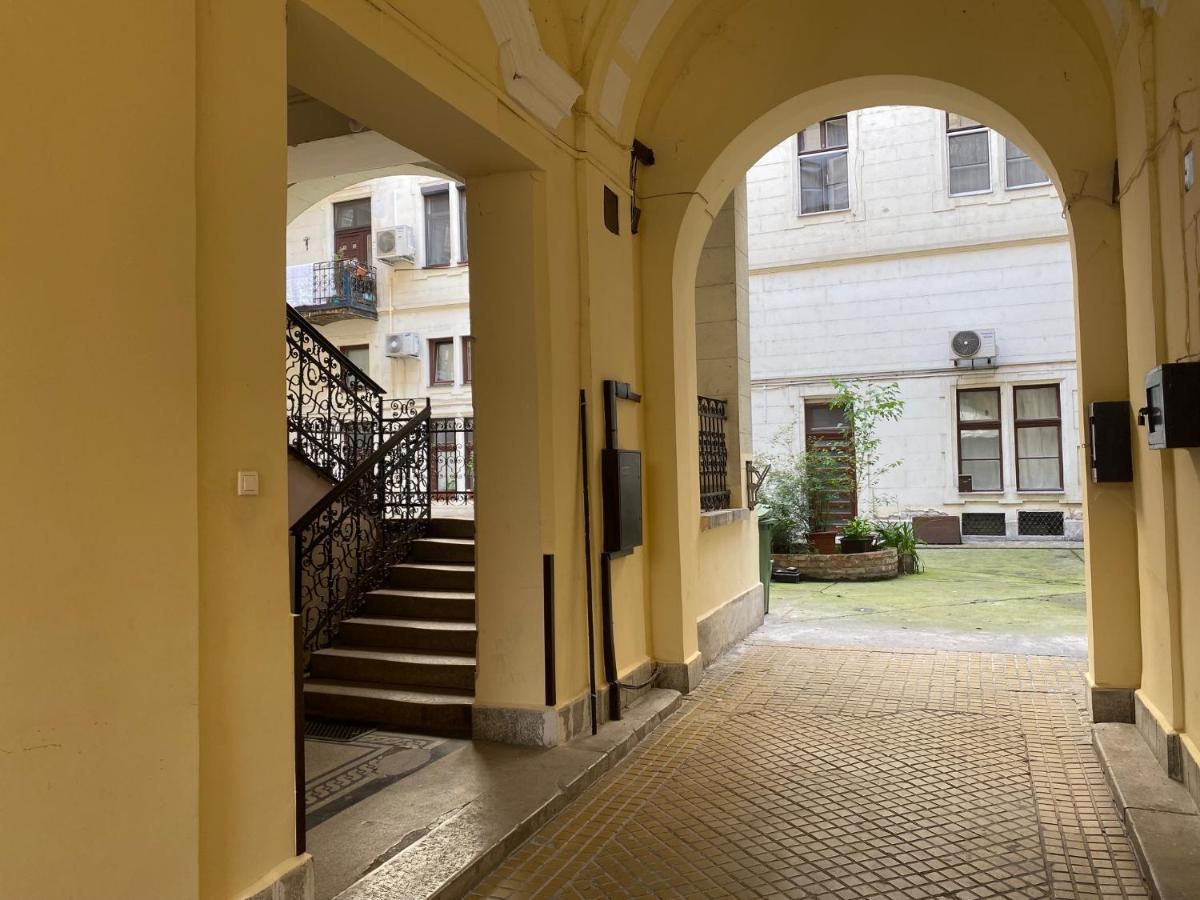 Urban Haven - 3 Beds, 3 Baths, Free Parking, Near Central Market Boedapest Buitenkant foto