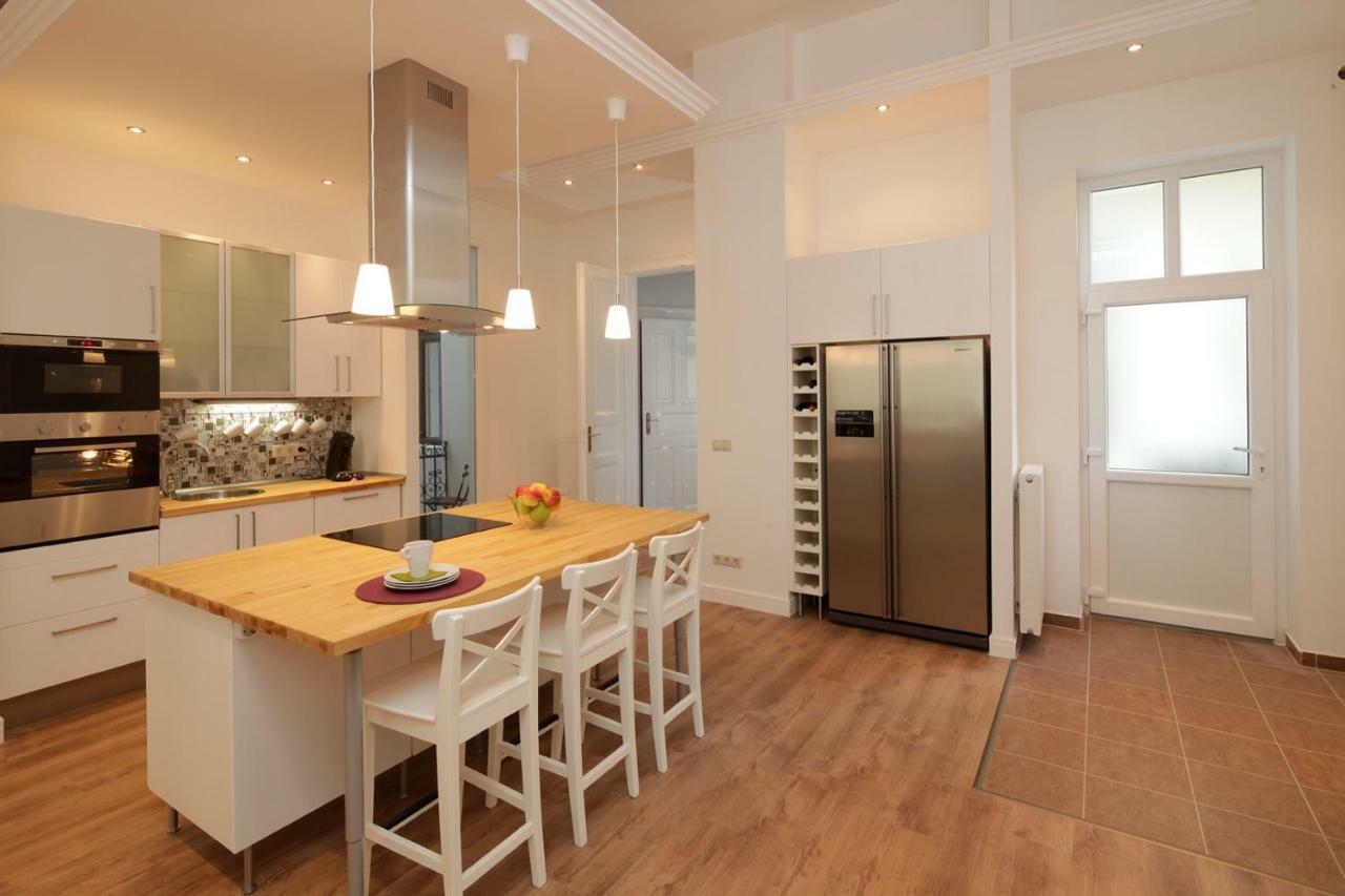 Urban Haven - 3 Beds, 3 Baths, Free Parking, Near Central Market Boedapest Buitenkant foto