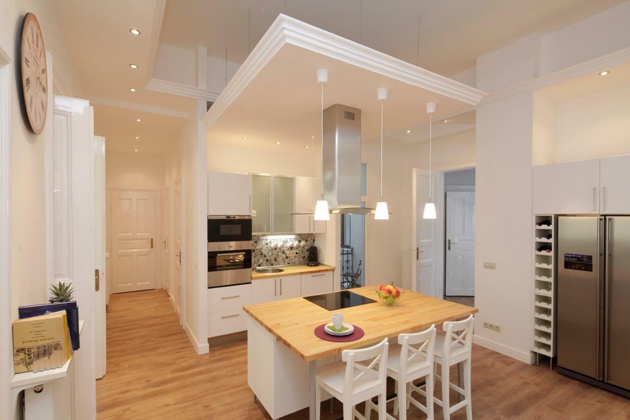 Urban Haven - 3 Beds, 3 Baths, Free Parking, Near Central Market Boedapest Buitenkant foto