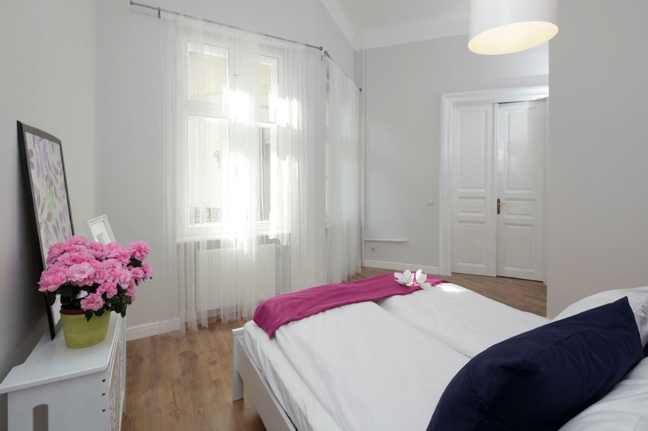 Urban Haven - 3 Beds, 3 Baths, Free Parking, Near Central Market Boedapest Buitenkant foto