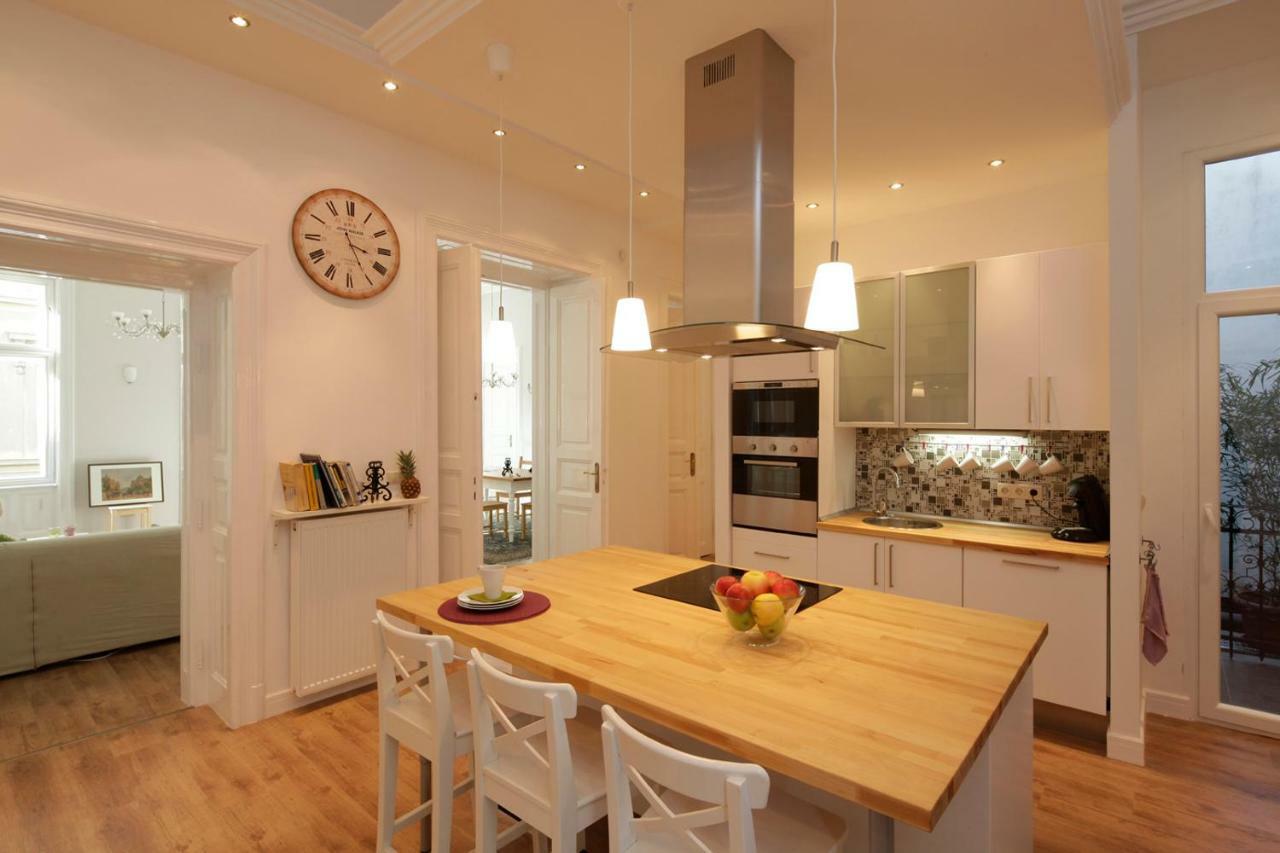 Urban Haven - 3 Beds, 3 Baths, Free Parking, Near Central Market Boedapest Buitenkant foto