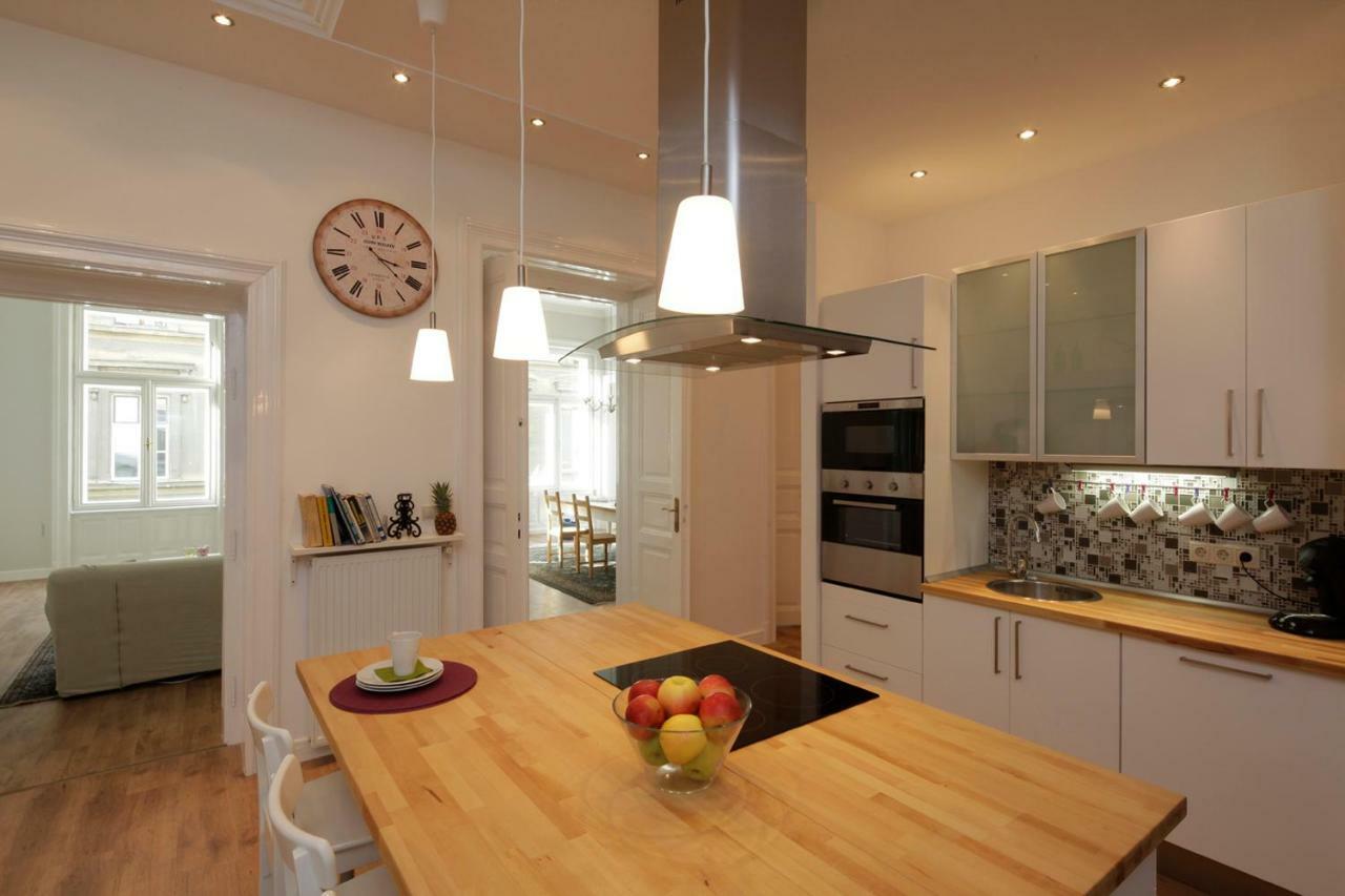 Urban Haven - 3 Beds, 3 Baths, Free Parking, Near Central Market Boedapest Buitenkant foto