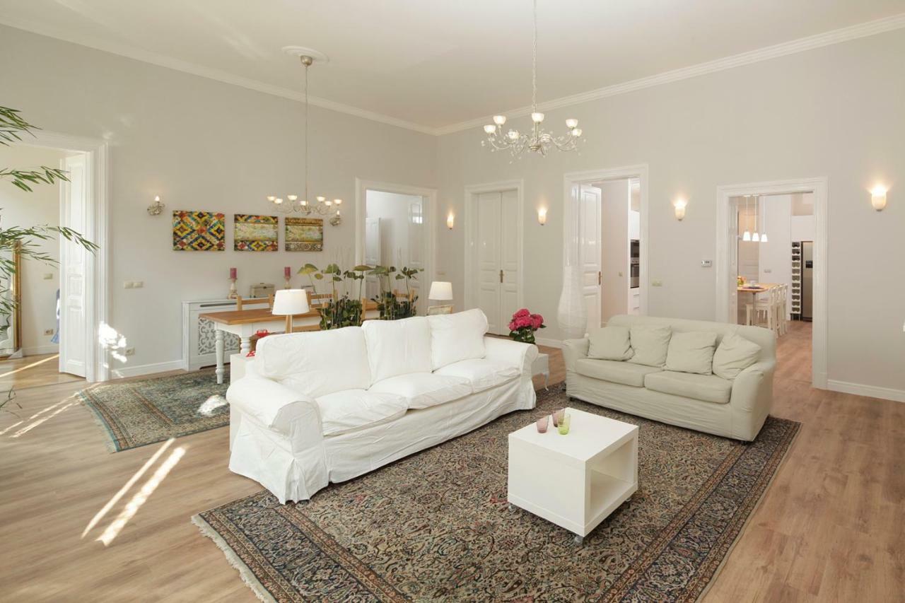 Urban Haven - 3 Beds, 3 Baths, Free Parking, Near Central Market Boedapest Buitenkant foto