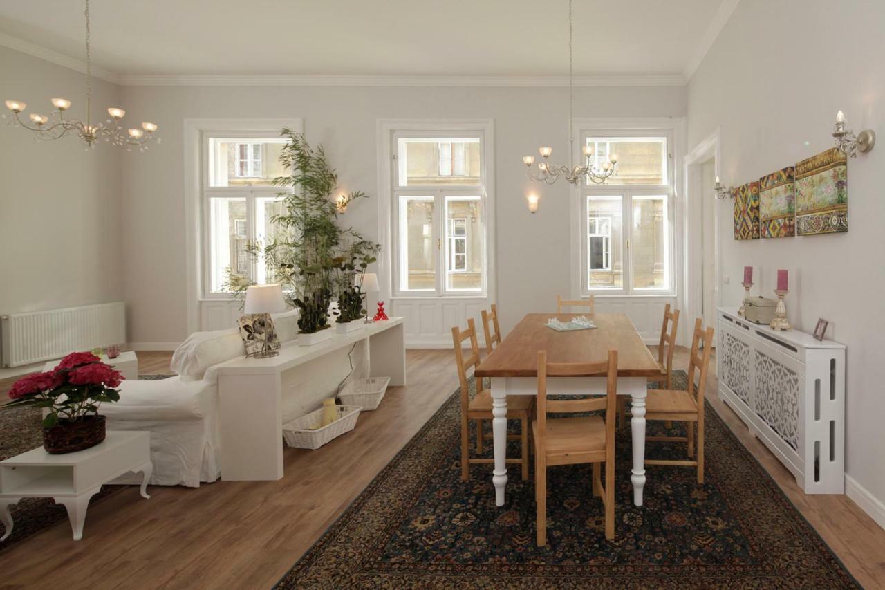 Urban Haven - 3 Beds, 3 Baths, Free Parking, Near Central Market Boedapest Buitenkant foto