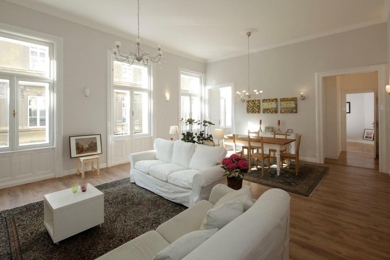 Urban Haven - 3 Beds, 3 Baths, Free Parking, Near Central Market Boedapest Buitenkant foto