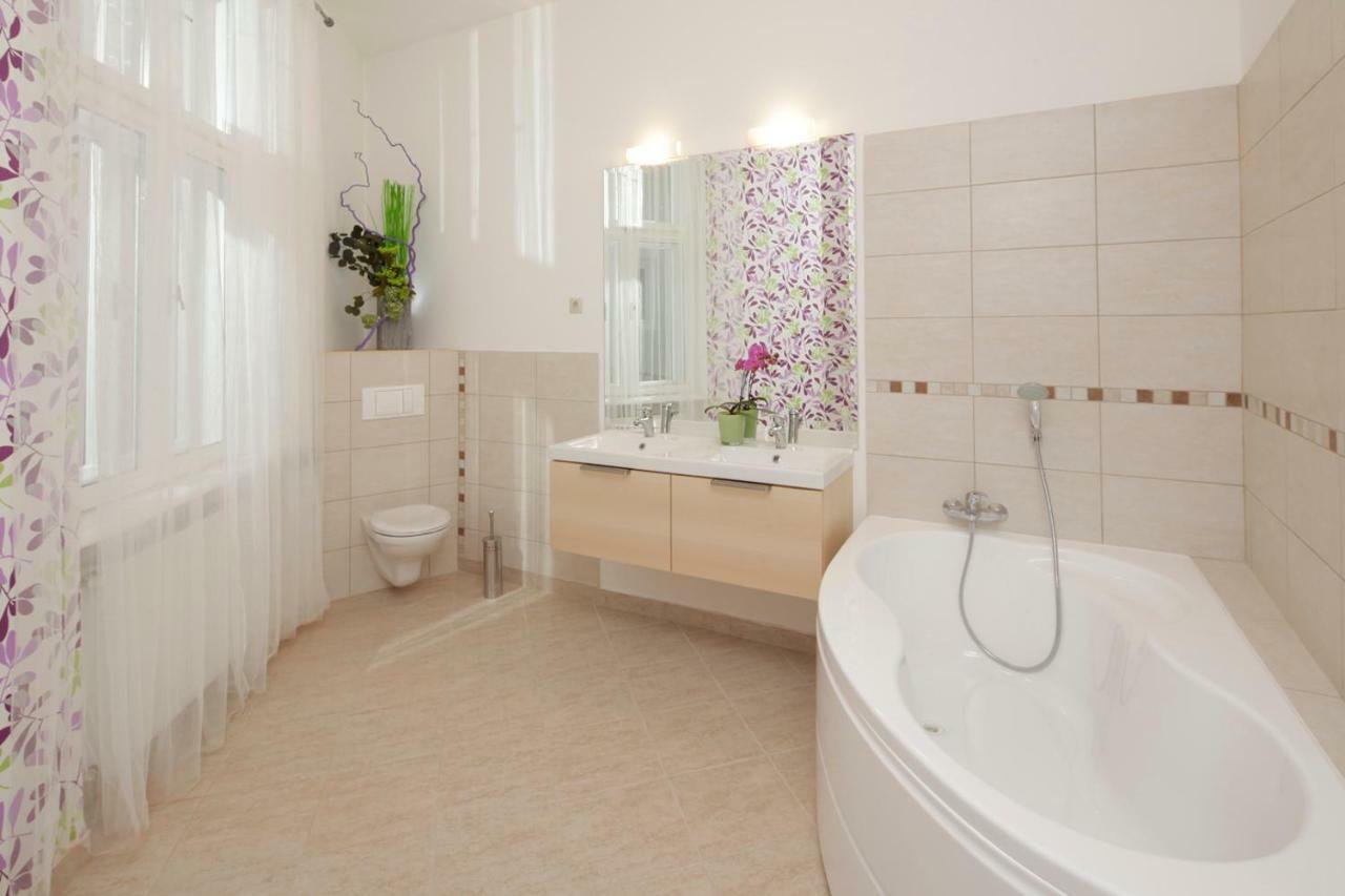 Urban Haven - 3 Beds, 3 Baths, Free Parking, Near Central Market Boedapest Buitenkant foto