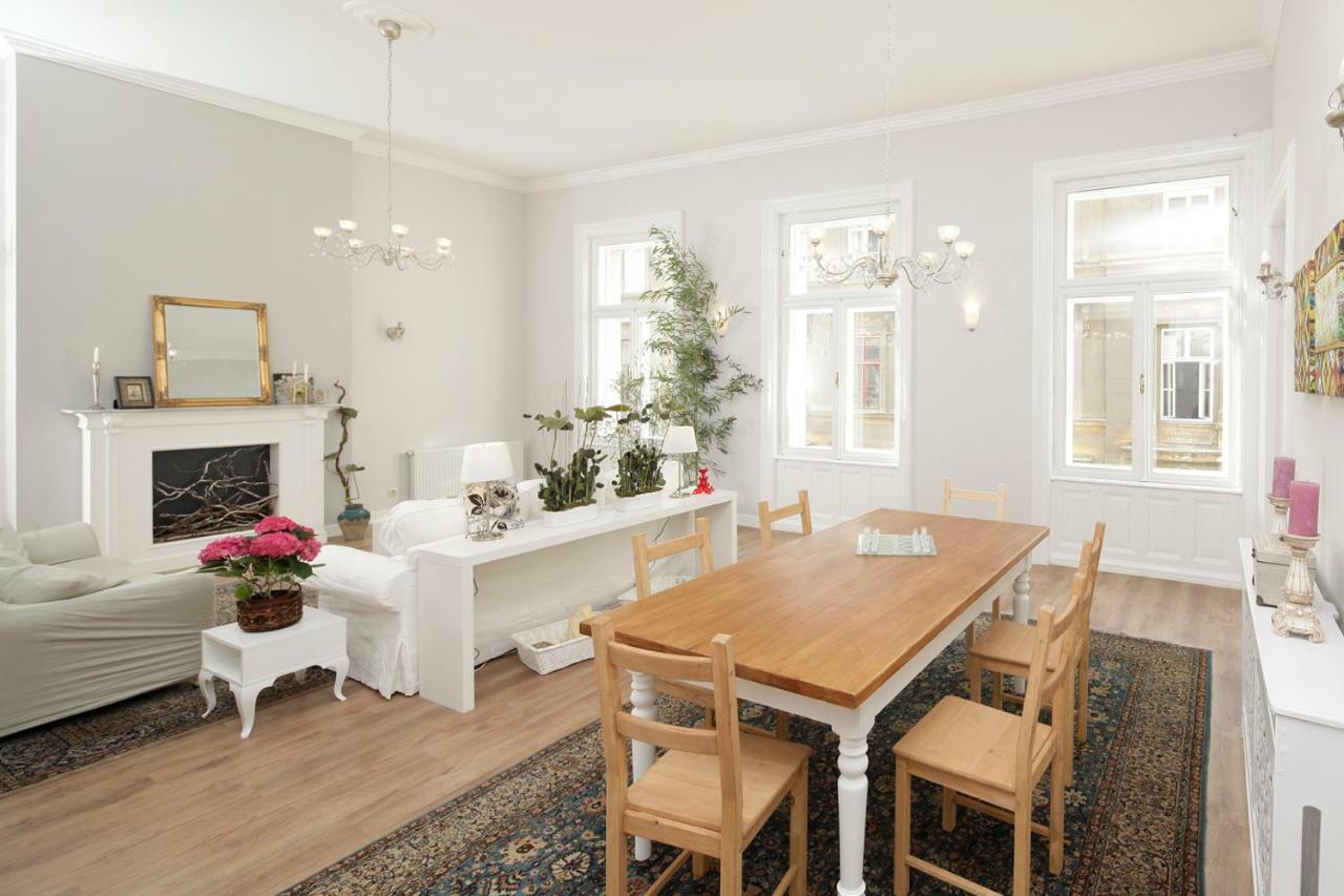 Urban Haven - 3 Beds, 3 Baths, Free Parking, Near Central Market Boedapest Buitenkant foto